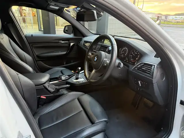 ＢＭＷ １１８ｄ Mスポーツ エディションシャドー 和歌山県 2019(平31)年 3.2万km アルピンホワイトⅢ 黒革/ACC/インテリジェントセーフティ/純正ナビ/バックカメラ/Bluetoothオーディオ/コンフォートアクセス/パワーシート/シートヒーター/前後ドラレコ/純18incAW/ドライビングモード/LEDライト/ETC