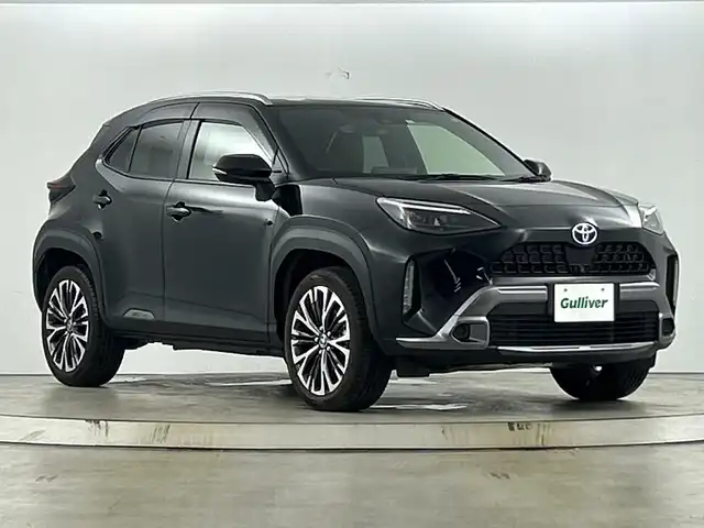 トヨタ ヤリスクロス ハイブリッド Z アドベンチャー 愛知県 2023(令5)年 1.2万km ブラックマイカ 禁煙車/純正8インチナビ/（AM/FM/Bluetooth/USB)/全方位カメラ/トヨタセーフティセンス/・プリクラッシュセーフティ/・レーダークルーズコントロール/・オートマチックハイビーム/・レーンディパーチャーアラート/・レーントレーシングアシスト/・クリアランスソナー/・ロードサインアシスト/・ブラインドスポットモニター/ヘッドアップディスプレイ/ETC2.0/ドライブレコーダー/パワーシート/シートヒーター/ステアリングヒーター/ハーフレザーシート/純正18インチアルミホイール/スマートキー/スペアキー有/プッシュスタート/純正フロアマット/電動格納ミラー/横滑り防止装置