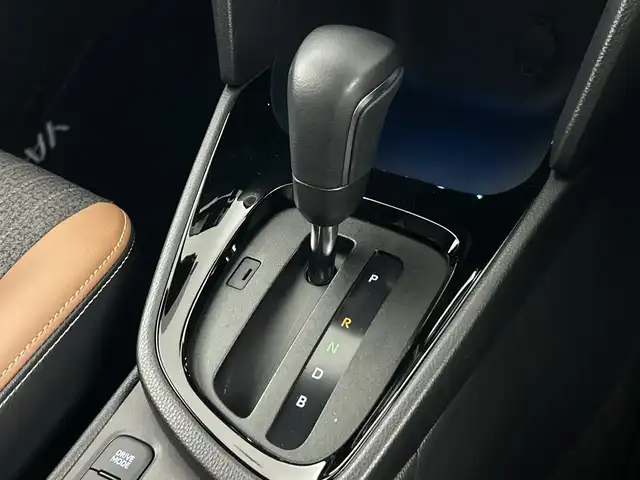 トヨタ ヤリスクロス ハイブリッド Z アドベンチャー 愛知県 2023(令5)年 1.2万km ブラックマイカ 禁煙車/純正8インチナビ/（AM/FM/Bluetooth/USB)/全方位カメラ/トヨタセーフティセンス/・プリクラッシュセーフティ/・レーダークルーズコントロール/・オートマチックハイビーム/・レーンディパーチャーアラート/・レーントレーシングアシスト/・クリアランスソナー/・ロードサインアシスト/・ブラインドスポットモニター/ヘッドアップディスプレイ/ETC2.0/ドライブレコーダー/パワーシート/シートヒーター/ステアリングヒーター/ハーフレザーシート/純正18インチアルミホイール/スマートキー/スペアキー有/プッシュスタート/純正フロアマット/電動格納ミラー/横滑り防止装置