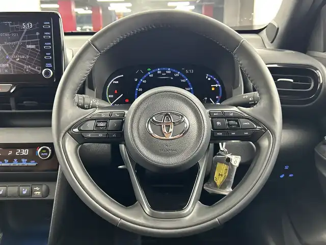 トヨタ ヤリスクロス ハイブリッド Z アドベンチャー 愛知県 2023(令5)年 1.2万km ブラックマイカ 禁煙車/純正8インチナビ/（AM/FM/Bluetooth/USB)/全方位カメラ/トヨタセーフティセンス/・プリクラッシュセーフティ/・レーダークルーズコントロール/・オートマチックハイビーム/・レーンディパーチャーアラート/・レーントレーシングアシスト/・クリアランスソナー/・ロードサインアシスト/・ブラインドスポットモニター/ヘッドアップディスプレイ/ETC2.0/ドライブレコーダー/パワーシート/シートヒーター/ステアリングヒーター/ハーフレザーシート/純正18インチアルミホイール/スマートキー/スペアキー有/プッシュスタート/純正フロアマット/電動格納ミラー/横滑り防止装置