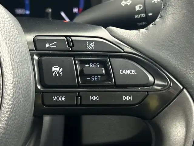 トヨタ ヤリスクロス ハイブリッド Z アドベンチャー 愛知県 2023(令5)年 1.2万km ブラックマイカ 禁煙車/純正8インチナビ/（AM/FM/Bluetooth/USB)/全方位カメラ/トヨタセーフティセンス/・プリクラッシュセーフティ/・レーダークルーズコントロール/・オートマチックハイビーム/・レーンディパーチャーアラート/・レーントレーシングアシスト/・クリアランスソナー/・ロードサインアシスト/・ブラインドスポットモニター/ヘッドアップディスプレイ/ETC2.0/ドライブレコーダー/パワーシート/シートヒーター/ステアリングヒーター/ハーフレザーシート/純正18インチアルミホイール/スマートキー/スペアキー有/プッシュスタート/純正フロアマット/電動格納ミラー/横滑り防止装置