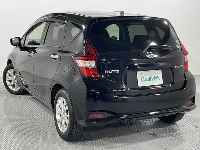 日産 ノート e－パワー メダリスト 広島県 2017(平29)年 3万km スーパーブラック 禁煙車/純正ナビ(MM317D-W)/アラウンドビューモニター/インテリジェントルームミラー/ドラレコ(前方)/ＥＴＣ/フォグランプ/コーナーセンサー/衝突被害軽減システム/レーンキープアシスト/踏み間違い防止/ステアリングスイッチ/ＤＲＩＶＥモード/純正15インチアルミホイール(185/65/R15)/エアバッグ(運転席/助手席)