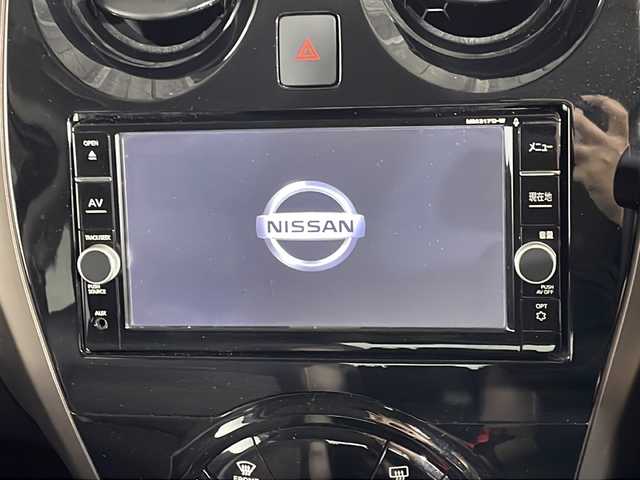 日産 ノート e－パワー メダリスト 広島県 2017(平29)年 3万km スーパーブラック 禁煙車/純正ナビ(MM317D-W)/アラウンドビューモニター/インテリジェントルームミラー/ドラレコ(前方)/ＥＴＣ/フォグランプ/コーナーセンサー/衝突被害軽減システム/レーンキープアシスト/踏み間違い防止/ステアリングスイッチ/ＤＲＩＶＥモード/純正15インチアルミホイール(185/65/R15)/エアバッグ(運転席/助手席)