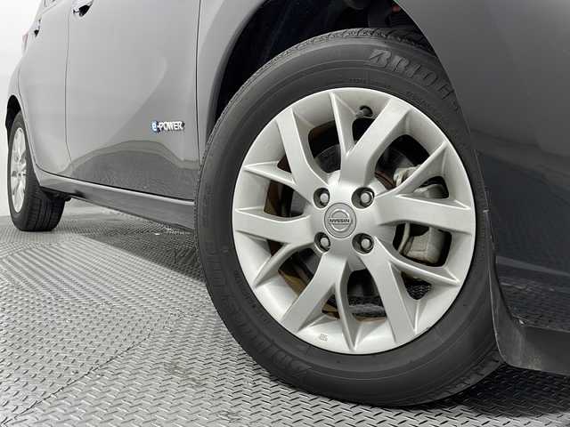 日産 ノート e－パワー メダリスト 広島県 2017(平29)年 3万km スーパーブラック 禁煙車/純正ナビ(MM317D-W)/アラウンドビューモニター/インテリジェントルームミラー/ドラレコ(前方)/ＥＴＣ/フォグランプ/コーナーセンサー/衝突被害軽減システム/レーンキープアシスト/踏み間違い防止/ステアリングスイッチ/ＤＲＩＶＥモード/純正15インチアルミホイール(185/65/R15)/エアバッグ(運転席/助手席)