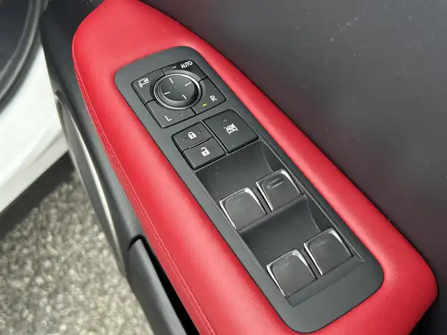 レクサス ＲＸ 300 Fスポーツ 東京都 2020(令2)年 3.3万km ホワイトノーヴァガラスフレーク ワンオーナー/ムーンルーフ/純正ナビ/・Bluetooth/TV/CD/DVD/USB/Lexus Safety System＋/・レーントレーシングアシスト/・オートマチックハイビーム/・ブレードスキャンアダプティブハイビームシステム/・レーダークルーズコントロール/・ロードサインアシスト/・先行車発進告知機能/ドライブレコーダー（TZ-DR210）/ブラインドスポットモニター/コーナーセンサー/電動格納セカンドシート/ワイヤレス充電/マークレビンソンプレミアムサラウンドサウンドシステム/パワーシート/シートヒーター/エアシート/ステアリングヒーター/電動リアゲート/電動格納ミラー/20インチ純正アルミホイール/スペアキー1本/取扱説明書/保証書