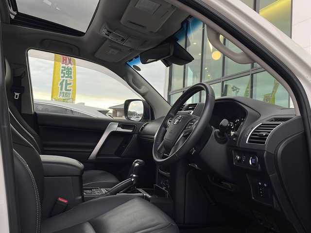 トヨタ ランドクルーザー プラド TX Lパッケージ 香川県 2021(令3)年 4.3万km ホワイトパールクリスタルシャイン Toyota Safety Sense/・プリクラッシュセーフティシステム/・レーンディパーチャーアラート/・オートマチックハイビーム/・レーダークルーズコントロール/・ロードサインアシスト/ディーラーオプション9インチナビ/→フルセグ/CD/DVD/Bluetooth/バックカメラ/サンルーフ/ブラックレザーシート/前席シートヒーター/ベンチレーション/MTモード付AT/LEDオートライト/LEDフォグランプ/革巻きステアリング/ステアリングリモコン/横滑り防止装置/盗難防止装置/純正ドライブレコーダー/ビルトインETC2.0/プッシュスタート/スマートキー