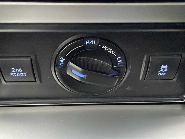 トヨタ ランドクルーザー プラド TX Lパッケージ 香川県 2021(令3)年 4.3万km ホワイトパールクリスタルシャイン Toyota Safety Sense/・プリクラッシュセーフティシステム/・レーンディパーチャーアラート/・オートマチックハイビーム/・レーダークルーズコントロール/・ロードサインアシスト/ディーラーオプション9インチナビ/→フルセグ/CD/DVD/Bluetooth/バックカメラ/サンルーフ/ブラックレザーシート/前席シートヒーター/ベンチレーション/MTモード付AT/LEDオートライト/LEDフォグランプ/革巻きステアリング/ステアリングリモコン/横滑り防止装置/盗難防止装置/純正ドライブレコーダー/ビルトインETC2.0/プッシュスタート/スマートキー