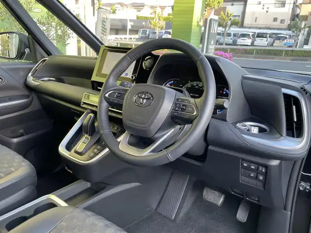 トヨタ ヴォクシー ハイブリッド S－Z 埼玉県 2024(令6)年 1万km アティチュードブラックマイカ ワンオーナー車/快適利便パッケージ/トヨタチームメイト＋PKSB/純正ナビTV/（DVD再生可能）/パノラミックビューモニター/ユニバーサルステップ/両側パワースライドドア/パワーバックドア/LEDヘッドライト/純正17インチアルミ/衝突軽減ブレーキ/レーダークルーズコントロール/クリアランスソナー/ステアリングヒーター/AC100V1500Wコンセント/プッシュスタート/スマートキー/保証書付整備手帳/取扱説明書