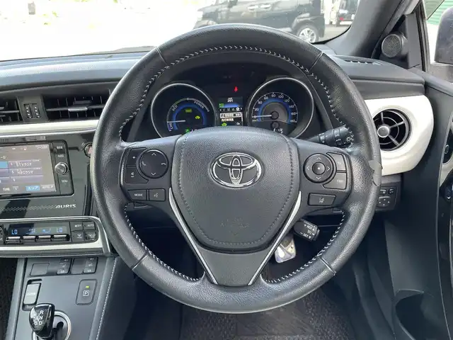 トヨタ オーリスハイブリッド 道央・札幌 2017(平29)年 7.1万km ホワイトパールクリスタルシャイン 登録時走行距離　70849km/Toyota Safety Sense/・クリアランスソナー/・レーンディバーチャーアラート/・プリクラッシュセーフティ/・レーダークルーズコントロール/純正ディーラーOPナビ/(AM/FM/CD/DVD/SD/BT)/フルセグTV/バックカメラ/ビルトインETC/白ハーフレザーシート/前席シートヒーター/デュアルAAC/ステアリングスイッチ/オールオートウィンドウ/社外アルミペダル/LEDヘッドライト/フロントフォグランプ/純正AW付冬タイヤ積み込み/215/45R17