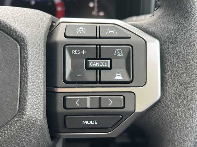 トヨタ ランドクルーザー ２５０ VX 岐阜県 2025(令7)年 0.4万km プラチナホワイトパールマイカ 登録時走行距離3156km/メーカーOPディスプレイオーディオ12.3型/フルセグテレビ/全方位カメラ（バックカメラ）/Blue tooth・USB入力端子・HDMI入力端子/ビルトインETC2.0/ワンオーナー/サンルーフ/ルーフレール/4WD/寒冷地仕様/トヨタセーフティセンス/ブラインドスポットモニター/3眼LEDヘッドライト/フォグランプ/オートマチックハイビーム/オートライト/ウィンカーミラー/コーナーセンサー前後/レーダークルーズコントロール/レーンキープアシスト/横滑り防止装置/盗難防止装置/ドライブレコーダー前方/純正18アルミホイール/レザーシート/3列シート/パワーシート運転席/シートヒーター前席/エアシート前席/ステアリングヒーター/電動リアゲート/純正フロアマット/フルフラットシート/プッシュスタート/スマートキー/MTモード付AT/ドアバイザー/禁煙車