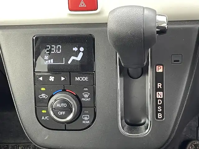 ダイハツ ミラ トコット G SA Ⅲ 熊本県 2023(令5)年 0.4万km シャイニングホワイトパール 禁煙車　/ワンオーナー/純正ナビNMZK-W73D（ＣＤ・ＤＶＤ・フルセグ・ＢＴ・ＵＳＢ）/全周囲カメラ　/純正前方ドライブレコーダー　/前席シートヒーター　/スマートアシストIII/・衝突軽減ブレーキ　/・レーンキープアシスト　/・前後踏み間違い防止/横滑り防止　/アイドリングストップ/純正フロアマット/オートライト/LEDヘッドライト/スマートキー/プッシュスタート/スペアキー1本/保証書/取扱説明書