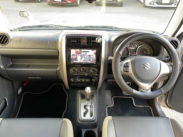 スズキ ジムニー ランドベンチャー 宮崎県 2017(平29)年 2.5万km スチールシルバーM 社外ナビ　Ｂｌｕｅｔｏｏｔｈ　フルセグＴＶ ETC ミラー型ドライブレコーダー 運転席のみシートヒーター レザーシート 背面タイヤ ハロゲンライト 純正アルミホイール 純正フロアマット