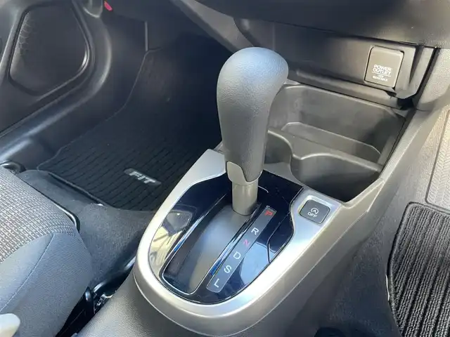 ホンダ フィット 13G Lパッケージ 神奈川県 2015(平27)年 2.4万km ブリリアントスポーティブルーメタリック2トーン 純正ディスプレイオーディオ　WX-151CP/Ｂｌｕｅｔｏｏｔｈ　/ワンセグＴＶ　/ＥＴＣ　/スマートキー　/純正フロアマット　/アイドリングストップ　/シティブレーキアクティブシステム　/HDMI　/カーテンエアバッグ