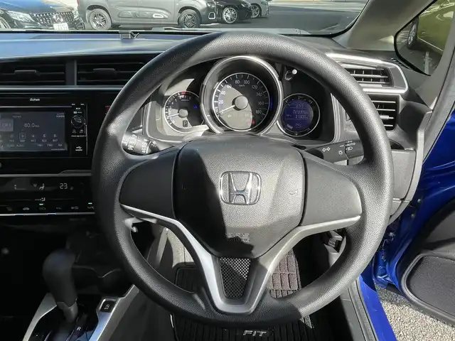 ホンダ フィット 13G Lパッケージ 神奈川県 2015(平27)年 2.4万km ブリリアントスポーティブルーメタリック2トーン 純正ディスプレイオーディオ　WX-151CP/Ｂｌｕｅｔｏｏｔｈ　/ワンセグＴＶ　/ＥＴＣ　/スマートキー　/純正フロアマット　/アイドリングストップ　/シティブレーキアクティブシステム　/HDMI　/カーテンエアバッグ