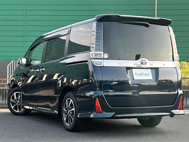 トヨタ ヴォクシー ZS 煌 茨城県 2018(平30)年 1.9万km ブラッキッシュアゲハガラスフレーク 純正ナビゲーション/CD/DVD/Bluetooth/フルセグTV/UＳＢ接続/バックカメラ/衝突軽減システム/レーンキープアシスト/クルーズコントロール/オートマリックハイビーム/プッシュスタート/スマートキー/ビルトインEＴＣ/純正16インチAＷ/両側パワースライドドア/オートライト/LＥＤヘッドライト