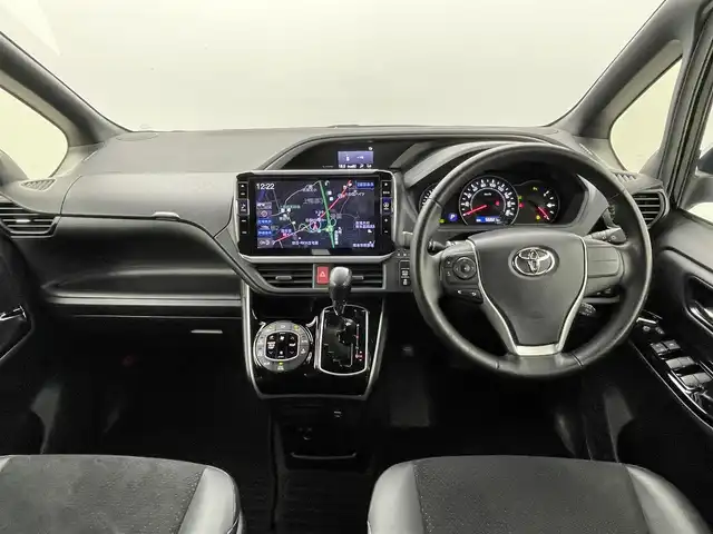 トヨタ ヴォクシー ZS 煌Ⅲ 熊本県 2021(令3)年 5.7万km ブラック アルパイン11インチナビEX11NX（ＡｐｐｌＣａｒＰｌａｙ・ＡｎｄｒｏｉｄＡｕｔｏ・ＢＴ・フルセグ・ＵＳＢ・HDMI）/バックカメラ　/ＥＴＣ　/アルパイン後席モニターRXH12X-L　/両側パワースライドドア　/前後クリアランスソナー　/トヨタセーフティーセンス/・プリクラッシュセーフティ/・レーンディパーチャーアラート/・オートマチックハイビーム/・先行車発進お知らせ機能/・インテリジェントクリアランスソナー/・クルーズコントロール/横滑り防止/アイドリングストップ/ハーフレザーシート/社外フロアマット/純正１６インチAW/オートライト/LEDヘッドライト/フォグライト/スマートキー/プッシュスタート/保証書/取扱説明書