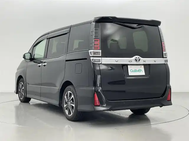 トヨタ ヴォクシー ZS 煌Ⅲ 熊本県 2021(令3)年 5.7万km ブラック アルパイン11インチナビEX11NX（ＡｐｐｌＣａｒＰｌａｙ・ＡｎｄｒｏｉｄＡｕｔｏ・ＢＴ・フルセグ・ＵＳＢ・HDMI）/バックカメラ　/ＥＴＣ　/アルパイン後席モニターRXH12X-L　/両側パワースライドドア　/前後クリアランスソナー　/トヨタセーフティーセンス/・プリクラッシュセーフティ/・レーンディパーチャーアラート/・オートマチックハイビーム/・先行車発進お知らせ機能/・インテリジェントクリアランスソナー/・クルーズコントロール/横滑り防止/アイドリングストップ/ハーフレザーシート/社外フロアマット/純正１６インチAW/オートライト/LEDヘッドライト/フォグライト/スマートキー/プッシュスタート/保証書/取扱説明書