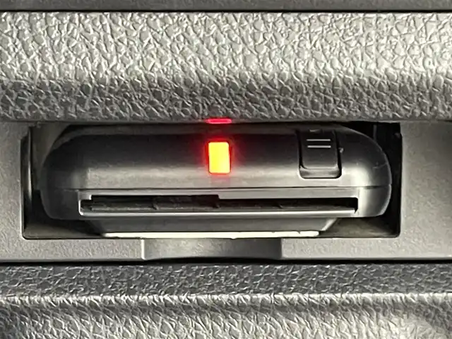 トヨタ ヴォクシー ZS 煌Ⅲ 熊本県 2021(令3)年 5.7万km ブラック アルパイン11インチナビEX11NX（ＡｐｐｌＣａｒＰｌａｙ・ＡｎｄｒｏｉｄＡｕｔｏ・ＢＴ・フルセグ・ＵＳＢ・HDMI）/バックカメラ　/ＥＴＣ　/アルパイン後席モニターRXH12X-L　/両側パワースライドドア　/前後クリアランスソナー　/トヨタセーフティーセンス/・プリクラッシュセーフティ/・レーンディパーチャーアラート/・オートマチックハイビーム/・先行車発進お知らせ機能/・インテリジェントクリアランスソナー/・クルーズコントロール/横滑り防止/アイドリングストップ/ハーフレザーシート/社外フロアマット/純正１６インチAW/オートライト/LEDヘッドライト/フォグライト/スマートキー/プッシュスタート/保証書/取扱説明書