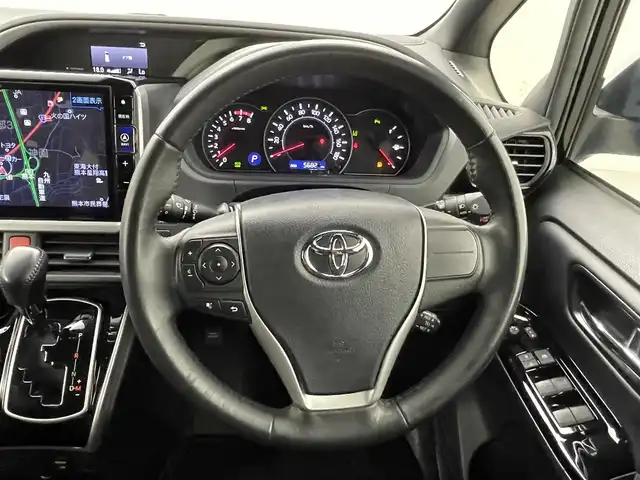 トヨタ ヴォクシー ZS 煌Ⅲ 熊本県 2021(令3)年 5.7万km ブラック アルパイン11インチナビEX11NX（ＡｐｐｌＣａｒＰｌａｙ・ＡｎｄｒｏｉｄＡｕｔｏ・ＢＴ・フルセグ・ＵＳＢ・HDMI）/バックカメラ　/ＥＴＣ　/アルパイン後席モニターRXH12X-L　/両側パワースライドドア　/前後クリアランスソナー　/トヨタセーフティーセンス/・プリクラッシュセーフティ/・レーンディパーチャーアラート/・オートマチックハイビーム/・先行車発進お知らせ機能/・インテリジェントクリアランスソナー/・クルーズコントロール/横滑り防止/アイドリングストップ/ハーフレザーシート/社外フロアマット/純正１６インチAW/オートライト/LEDヘッドライト/フォグライト/スマートキー/プッシュスタート/保証書/取扱説明書