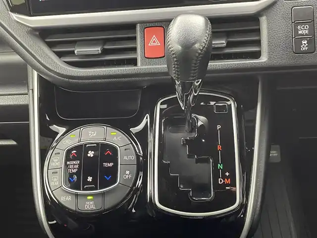 トヨタ ヴォクシー ZS 煌Ⅲ 熊本県 2021(令3)年 5.7万km ブラック アルパイン11インチナビEX11NX（ＡｐｐｌＣａｒＰｌａｙ・ＡｎｄｒｏｉｄＡｕｔｏ・ＢＴ・フルセグ・ＵＳＢ・HDMI）/バックカメラ　/ＥＴＣ　/アルパイン後席モニターRXH12X-L　/両側パワースライドドア　/前後クリアランスソナー　/トヨタセーフティーセンス/・プリクラッシュセーフティ/・レーンディパーチャーアラート/・オートマチックハイビーム/・先行車発進お知らせ機能/・インテリジェントクリアランスソナー/・クルーズコントロール/横滑り防止/アイドリングストップ/ハーフレザーシート/社外フロアマット/純正１６インチAW/オートライト/LEDヘッドライト/フォグライト/スマートキー/プッシュスタート/保証書/取扱説明書