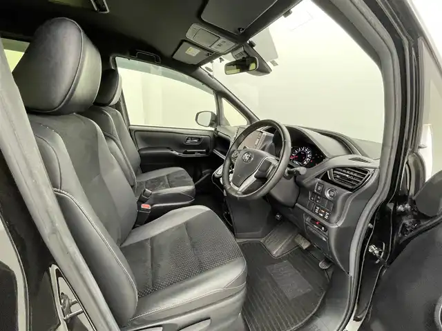 トヨタ ヴォクシー ZS 煌Ⅲ 熊本県 2021(令3)年 5.7万km ブラック アルパイン11インチナビEX11NX（ＡｐｐｌＣａｒＰｌａｙ・ＡｎｄｒｏｉｄＡｕｔｏ・ＢＴ・フルセグ・ＵＳＢ・HDMI）/バックカメラ　/ＥＴＣ　/アルパイン後席モニターRXH12X-L　/両側パワースライドドア　/前後クリアランスソナー　/トヨタセーフティーセンス/・プリクラッシュセーフティ/・レーンディパーチャーアラート/・オートマチックハイビーム/・先行車発進お知らせ機能/・インテリジェントクリアランスソナー/・クルーズコントロール/横滑り防止/アイドリングストップ/ハーフレザーシート/社外フロアマット/純正１６インチAW/オートライト/LEDヘッドライト/フォグライト/スマートキー/プッシュスタート/保証書/取扱説明書