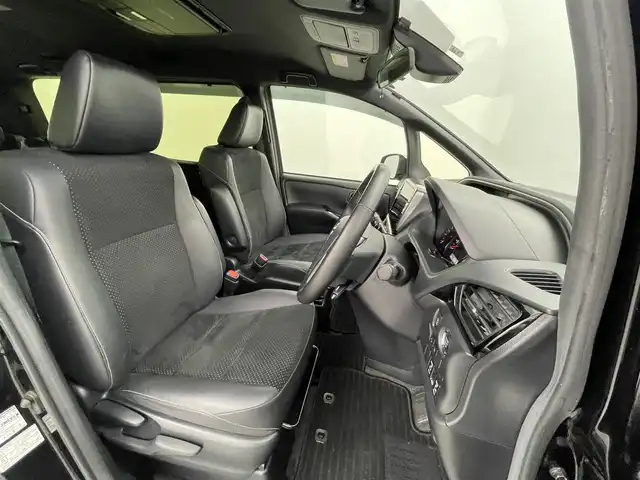 トヨタ ヴォクシー ZS 煌Ⅲ 熊本県 2021(令3)年 5.7万km ブラック アルパイン11インチナビEX11NX（ＡｐｐｌＣａｒＰｌａｙ・ＡｎｄｒｏｉｄＡｕｔｏ・ＢＴ・フルセグ・ＵＳＢ・HDMI）/バックカメラ　/ＥＴＣ　/アルパイン後席モニターRXH12X-L　/両側パワースライドドア　/前後クリアランスソナー　/トヨタセーフティーセンス/・プリクラッシュセーフティ/・レーンディパーチャーアラート/・オートマチックハイビーム/・先行車発進お知らせ機能/・インテリジェントクリアランスソナー/・クルーズコントロール/横滑り防止/アイドリングストップ/ハーフレザーシート/社外フロアマット/純正１６インチAW/オートライト/LEDヘッドライト/フォグライト/スマートキー/プッシュスタート/保証書/取扱説明書