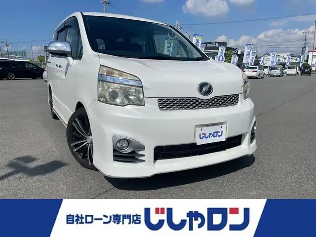 トヨタ ヴォクシー ZS 煌Z 大阪府 2013(平25)年 11.1万km ホワイトパールクリスタルシャイン (株)IDOMが運営する【じしゃロン堺店】の自社ローン専用車両になります。/こちらは現金またはオートローンご利用時の価格です。自社ローンご希望の方は別途その旨お申付け下さい