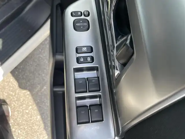 トヨタ ヴォクシー ZS 煌Z 大阪府 2013(平25)年 11.1万km ホワイトパールクリスタルシャイン (株)IDOMが運営する【じしゃロン堺店】の自社ローン専用車両になります。/こちらは現金またはオートローンご利用時の価格です。自社ローンご希望の方は別途その旨お申付け下さい