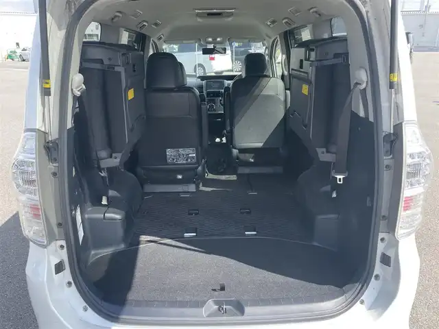 トヨタ ヴォクシー ZS 煌Z 大阪府 2013(平25)年 11.1万km ホワイトパールクリスタルシャイン (株)IDOMが運営する【じしゃロン堺店】の自社ローン専用車両になります。/こちらは現金またはオートローンご利用時の価格です。自社ローンご希望の方は別途その旨お申付け下さい