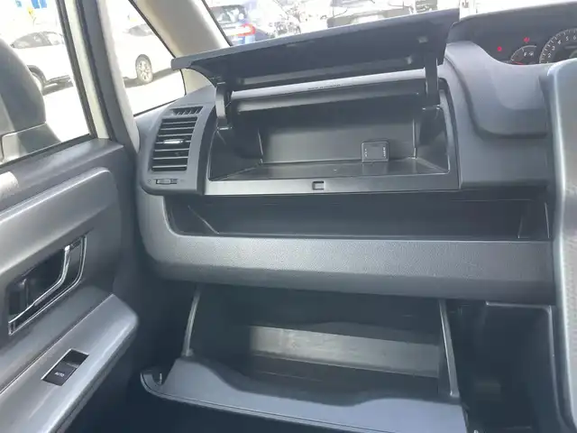 トヨタ ヴォクシー ZS 煌Z 大阪府 2013(平25)年 11.1万km ホワイトパールクリスタルシャイン (株)IDOMが運営する【じしゃロン堺店】の自社ローン専用車両になります。/こちらは現金またはオートローンご利用時の価格です。自社ローンご希望の方は別途その旨お申付け下さい