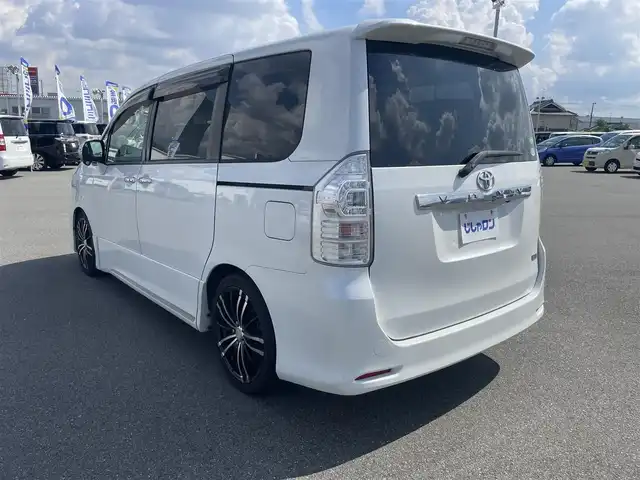 トヨタ ヴォクシー ZS 煌Z 大阪府 2013(平25)年 11.1万km ホワイトパールクリスタルシャイン (株)IDOMが運営する【じしゃロン堺店】の自社ローン専用車両になります。/こちらは現金またはオートローンご利用時の価格です。自社ローンご希望の方は別途その旨お申付け下さい