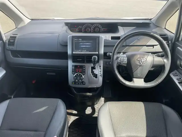 トヨタ ヴォクシー ZS 煌Z 大阪府 2013(平25)年 11.1万km ホワイトパールクリスタルシャイン (株)IDOMが運営する【じしゃロン堺店】の自社ローン専用車両になります。/こちらは現金またはオートローンご利用時の価格です。自社ローンご希望の方は別途その旨お申付け下さい