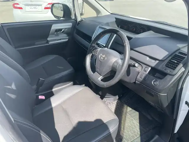 トヨタ ヴォクシー ZS 煌Z 大阪府 2013(平25)年 11.1万km ホワイトパールクリスタルシャイン (株)IDOMが運営する【じしゃロン堺店】の自社ローン専用車両になります。/こちらは現金またはオートローンご利用時の価格です。自社ローンご希望の方は別途その旨お申付け下さい