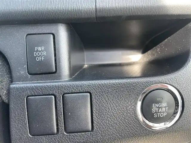 トヨタ ヴォクシー ZS 煌Z 大阪府 2013(平25)年 11.1万km ホワイトパールクリスタルシャイン (株)IDOMが運営する【じしゃロン堺店】の自社ローン専用車両になります。/こちらは現金またはオートローンご利用時の価格です。自社ローンご希望の方は別途その旨お申付け下さい