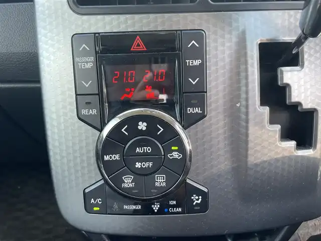 トヨタ ヴォクシー ZS 煌Z 大阪府 2013(平25)年 11.1万km ホワイトパールクリスタルシャイン (株)IDOMが運営する【じしゃロン堺店】の自社ローン専用車両になります。/こちらは現金またはオートローンご利用時の価格です。自社ローンご希望の方は別途その旨お申付け下さい