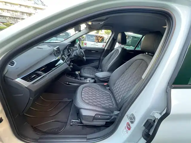 ＢＭＷ Ｘ１ sDrive 18i Xライン 東京都 2016(平28)年 8.8万km アルピンホワイトⅢ ワンオーナー/純正ナビ/(BTオーディオ/CD/DVD)/ドライビングアシスト/・レーンディパーチャーウォーニング/・前車接近警告機能/・衝突軽減ブレーキ/前後パークディスタンスコントロール/パーキングベンチレーション/ハーフレザーシート/純正19インチアルミホイール/純正フロアマット/スペアキー×1/ETC/前方ドライブレコーダー/取扱説明書/保証書