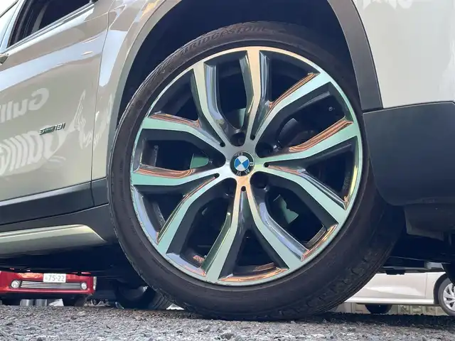 ＢＭＷ Ｘ１ sDrive 18i Xライン 東京都 2016(平28)年 8.8万km アルピンホワイトⅢ ワンオーナー/純正ナビ/(BTオーディオ/CD/DVD)/ドライビングアシスト/・レーンディパーチャーウォーニング/・前車接近警告機能/・衝突軽減ブレーキ/前後パークディスタンスコントロール/パーキングベンチレーション/ハーフレザーシート/純正19インチアルミホイール/純正フロアマット/スペアキー×1/ETC/前方ドライブレコーダー/取扱説明書/保証書