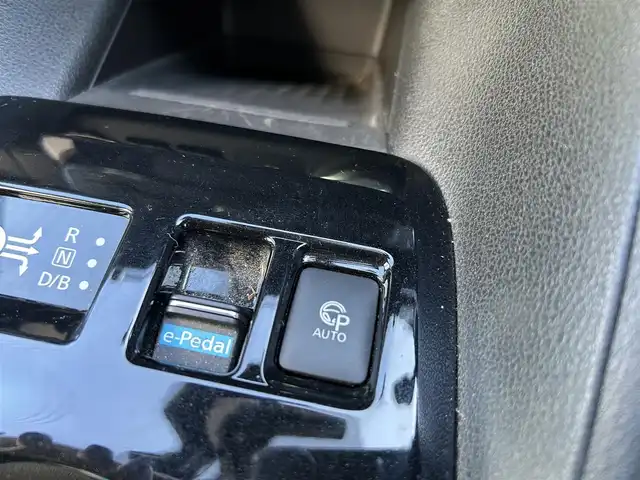 日産 リーフ G 千葉県 2019(令1)年 5万km ブリリアントホワイトパール/スーパーブラック 2トーン ワンオーナー/純正SDナビ/フルセグTV/Bluetooth機能/電子インナーミラー/前方ドラレコ/前席シートヒータ/コーナーセンサー/ステアリングヒータ/プロパイロットパーキング/　充電ケーブル無し