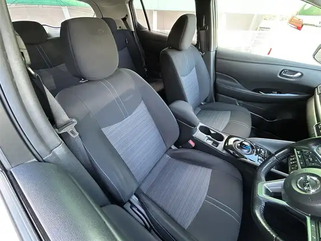 日産 リーフ G 千葉県 2019(令1)年 5万km ブリリアントホワイトパール/スーパーブラック 2トーン ワンオーナー/純正SDナビ/フルセグTV/Bluetooth機能/電子インナーミラー/前方ドラレコ/前席シートヒータ/コーナーセンサー/ステアリングヒータ/プロパイロットパーキング/　充電ケーブル無し