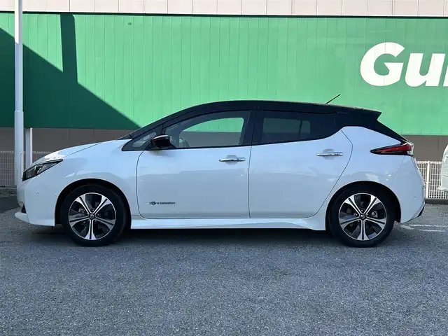 日産 リーフ G 千葉県 2019(令1)年 5万km ブリリアントホワイトパール/スーパーブラック 2トーン ワンオーナー/純正SDナビ/フルセグTV/Bluetooth機能/電子インナーミラー/前方ドラレコ/前席シートヒータ/コーナーセンサー/ステアリングヒータ/プロパイロットパーキング/　充電ケーブル無し