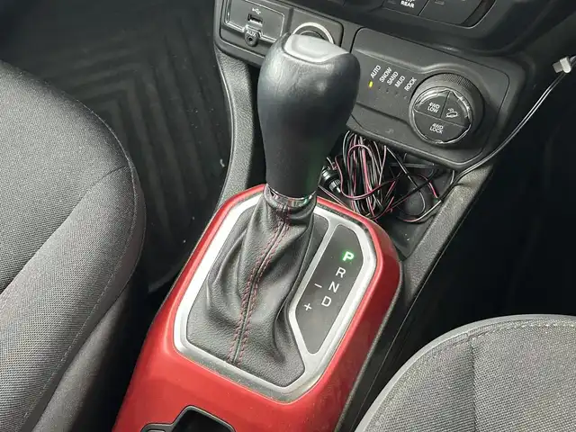 クライスラー・ジープ ジープ レネゲード トレイルホーク 道南・函館 2021(令3)年 3.2万km 黒 /純正ナビ//フルセグＴＶ//純正ＡＷ付き夏冬タイヤ//バックカメラ//ドライブレコーダー//クルーズコントロール//車線逸脱警報//ブラインドスポットモニター//コーナーセンサー//ルーフレール//ＥＴＣ//ワンオーナー