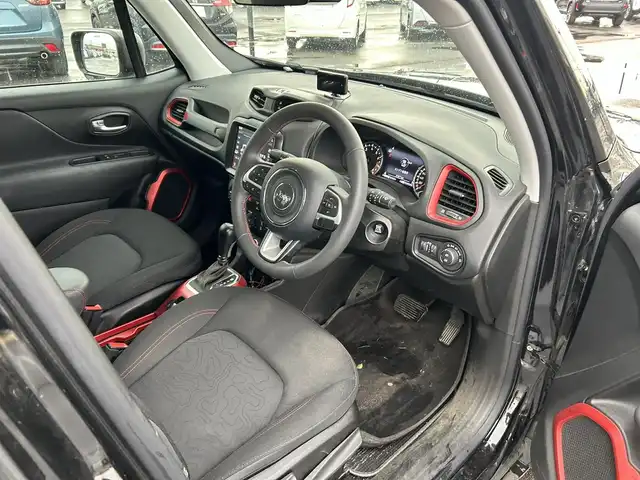 クライスラー・ジープ ジープ レネゲード トレイルホーク 道南・函館 2021(令3)年 3.2万km 黒 /純正ナビ//フルセグＴＶ//純正ＡＷ付き夏冬タイヤ//バックカメラ//ドライブレコーダー//クルーズコントロール//車線逸脱警報//ブラインドスポットモニター//コーナーセンサー//ルーフレール//ＥＴＣ//ワンオーナー