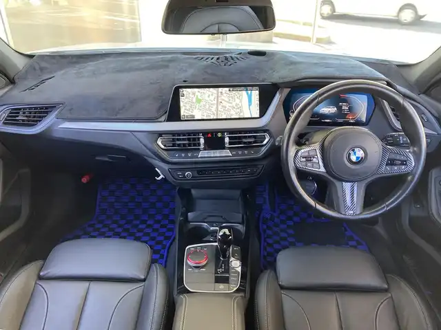 ＢＭＷ １１８ｄ 兵庫県 2022(令4)年 1.9万km アルピンホワイトⅢ 純正ナビ/Bluetooth/FM/AM/バックカメラ/ETC/電動ガラスサンルーフ/インテリジェントセーフティ/車線逸脱警告/ステアリングサポート/車線変更警告/アクティブクルーズコントロール/オートマチックハイビーム/電動リアゲート/パーキングアシスト/後退アシスト/前後クリアランスソナー/レザーシート/D/N パワーシート・シートヒーター/ステアリングスイッチ/プッシュスタート/LEDヘッドライト/フォグランプ/電格ミラー/MTモード付AT/革巻きステアリング/アイドリングストップ/横滑り防止装置/ISOFIX/スペアキー1本/新車時保証書/取扱説明書