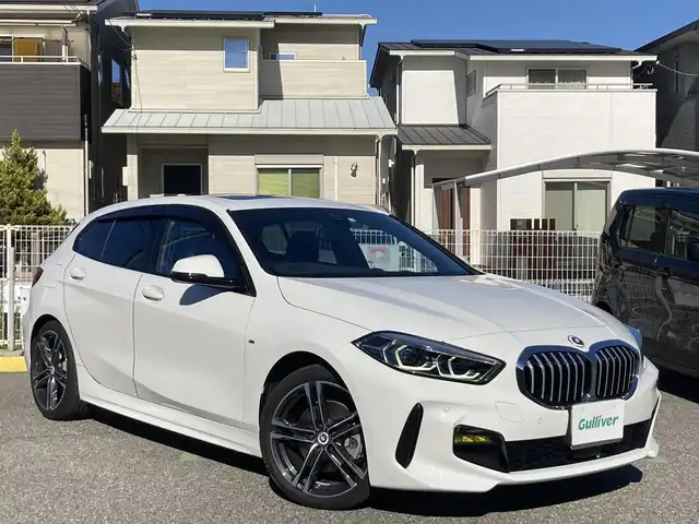 ＢＭＷ １１８ｄ 兵庫県 2022(令4)年 1.9万km アルピンホワイトⅢ 純正ナビ/Bluetooth/FM/AM/バックカメラ/ETC/電動ガラスサンルーフ/インテリジェントセーフティ/車線逸脱警告/ステアリングサポート/車線変更警告/アクティブクルーズコントロール/オートマチックハイビーム/電動リアゲート/パーキングアシスト/後退アシスト/前後クリアランスソナー/レザーシート/D/N パワーシート・シートヒーター/ステアリングスイッチ/プッシュスタート/LEDヘッドライト/フォグランプ/電格ミラー/MTモード付AT/革巻きステアリング/アイドリングストップ/横滑り防止装置/ISOFIX/スペアキー1本/新車時保証書/取扱説明書