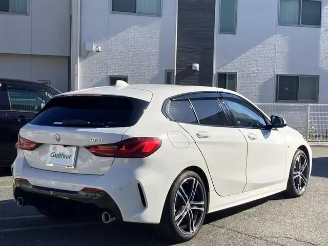 ＢＭＷ １１８ｄ 兵庫県 2022(令4)年 1.9万km アルピンホワイトⅢ 純正ナビ/Bluetooth/FM/AM/バックカメラ/ETC/電動ガラスサンルーフ/インテリジェントセーフティ/車線逸脱警告/ステアリングサポート/車線変更警告/アクティブクルーズコントロール/オートマチックハイビーム/電動リアゲート/パーキングアシスト/後退アシスト/前後クリアランスソナー/レザーシート/D/N パワーシート・シートヒーター/ステアリングスイッチ/プッシュスタート/LEDヘッドライト/フォグランプ/電格ミラー/MTモード付AT/革巻きステアリング/アイドリングストップ/横滑り防止装置/ISOFIX/スペアキー1本/新車時保証書/取扱説明書