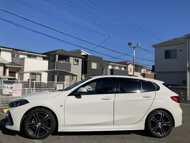 ＢＭＷ １１８ｄ 兵庫県 2022(令4)年 1.9万km アルピンホワイトⅢ 純正ナビ/Bluetooth/FM/AM/バックカメラ/ETC/電動ガラスサンルーフ/インテリジェントセーフティ/車線逸脱警告/ステアリングサポート/車線変更警告/アクティブクルーズコントロール/オートマチックハイビーム/電動リアゲート/パーキングアシスト/後退アシスト/前後クリアランスソナー/レザーシート/D/N パワーシート・シートヒーター/ステアリングスイッチ/プッシュスタート/LEDヘッドライト/フォグランプ/電格ミラー/MTモード付AT/革巻きステアリング/アイドリングストップ/横滑り防止装置/ISOFIX/スペアキー1本/新車時保証書/取扱説明書