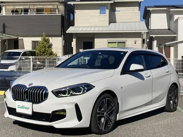 ＢＭＷ １１８ｄ 兵庫県 2022(令4)年 1.9万km アルピンホワイトⅢ 純正ナビ/Bluetooth/FM/AM/バックカメラ/ETC/電動ガラスサンルーフ/インテリジェントセーフティ/車線逸脱警告/ステアリングサポート/車線変更警告/アクティブクルーズコントロール/オートマチックハイビーム/電動リアゲート/パーキングアシスト/後退アシスト/前後クリアランスソナー/レザーシート/D/N パワーシート・シートヒーター/ステアリングスイッチ/プッシュスタート/LEDヘッドライト/フォグランプ/電格ミラー/MTモード付AT/革巻きステアリング/アイドリングストップ/横滑り防止装置/ISOFIX/スペアキー1本/新車時保証書/取扱説明書