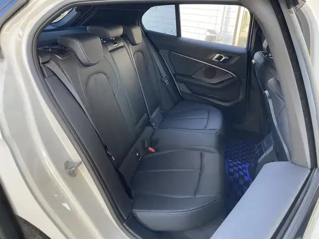 ＢＭＷ １１８ｄ 兵庫県 2022(令4)年 1.9万km アルピンホワイトⅢ 純正ナビ/Bluetooth/FM/AM/バックカメラ/ETC/電動ガラスサンルーフ/インテリジェントセーフティ/車線逸脱警告/ステアリングサポート/車線変更警告/アクティブクルーズコントロール/オートマチックハイビーム/電動リアゲート/パーキングアシスト/後退アシスト/前後クリアランスソナー/レザーシート/D/N パワーシート・シートヒーター/ステアリングスイッチ/プッシュスタート/LEDヘッドライト/フォグランプ/電格ミラー/MTモード付AT/革巻きステアリング/アイドリングストップ/横滑り防止装置/ISOFIX/スペアキー1本/新車時保証書/取扱説明書