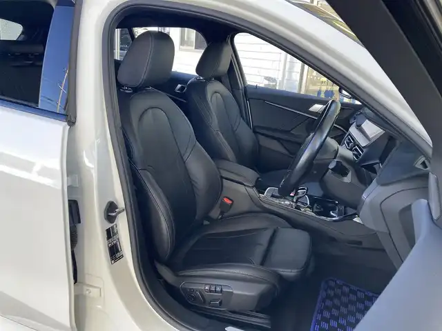 ＢＭＷ １１８ｄ 兵庫県 2022(令4)年 1.9万km アルピンホワイトⅢ 純正ナビ/Bluetooth/FM/AM/バックカメラ/ETC/電動ガラスサンルーフ/インテリジェントセーフティ/車線逸脱警告/ステアリングサポート/車線変更警告/アクティブクルーズコントロール/オートマチックハイビーム/電動リアゲート/パーキングアシスト/後退アシスト/前後クリアランスソナー/レザーシート/D/N パワーシート・シートヒーター/ステアリングスイッチ/プッシュスタート/LEDヘッドライト/フォグランプ/電格ミラー/MTモード付AT/革巻きステアリング/アイドリングストップ/横滑り防止装置/ISOFIX/スペアキー1本/新車時保証書/取扱説明書