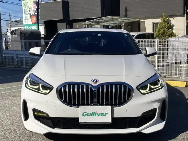 ＢＭＷ １１８ｄ 兵庫県 2022(令4)年 1.9万km アルピンホワイトⅢ 純正ナビ/Bluetooth/FM/AM/バックカメラ/ETC/電動ガラスサンルーフ/インテリジェントセーフティ/車線逸脱警告/ステアリングサポート/車線変更警告/アクティブクルーズコントロール/オートマチックハイビーム/電動リアゲート/パーキングアシスト/後退アシスト/前後クリアランスソナー/レザーシート/D/N パワーシート・シートヒーター/ステアリングスイッチ/プッシュスタート/LEDヘッドライト/フォグランプ/電格ミラー/MTモード付AT/革巻きステアリング/アイドリングストップ/横滑り防止装置/ISOFIX/スペアキー1本/新車時保証書/取扱説明書